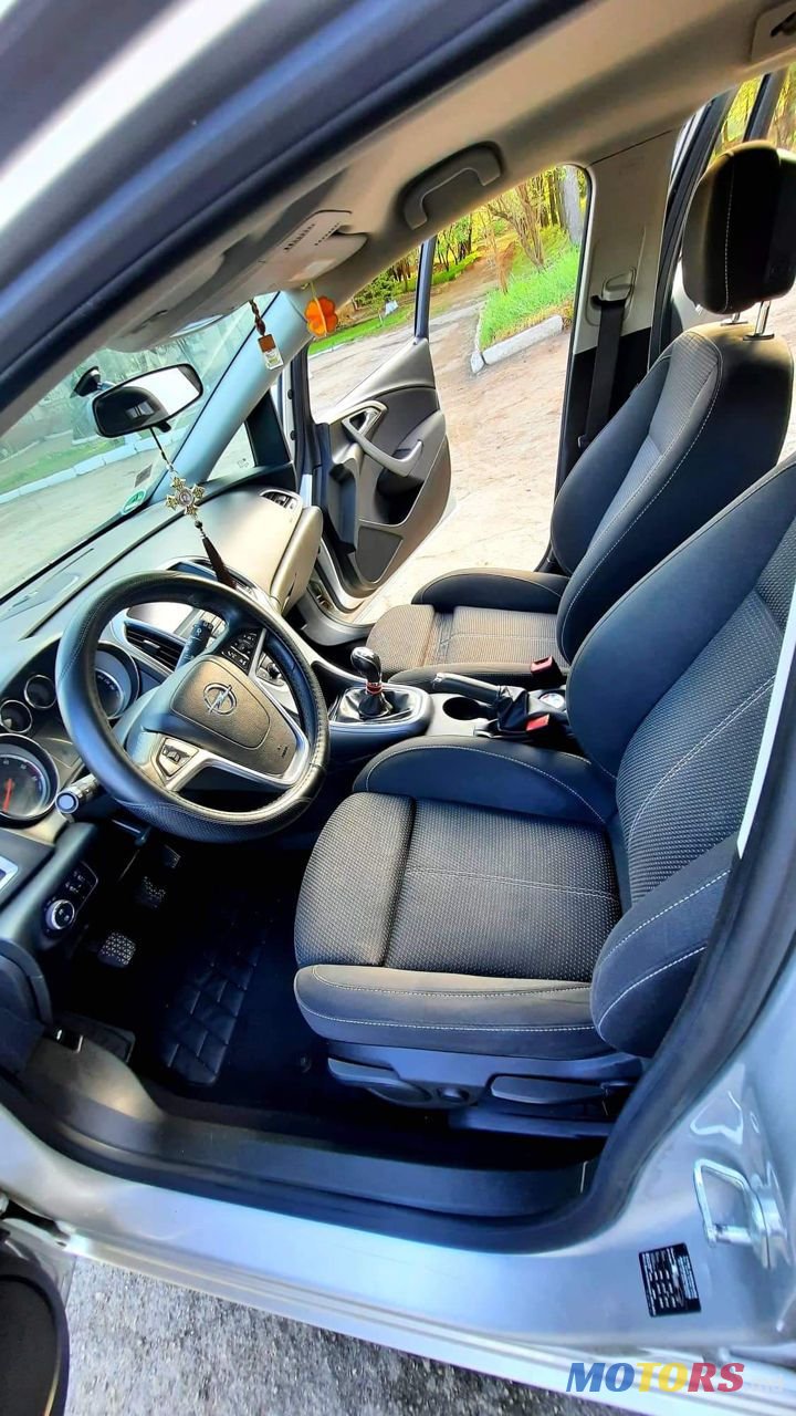 2013' Opel Astra photo #1