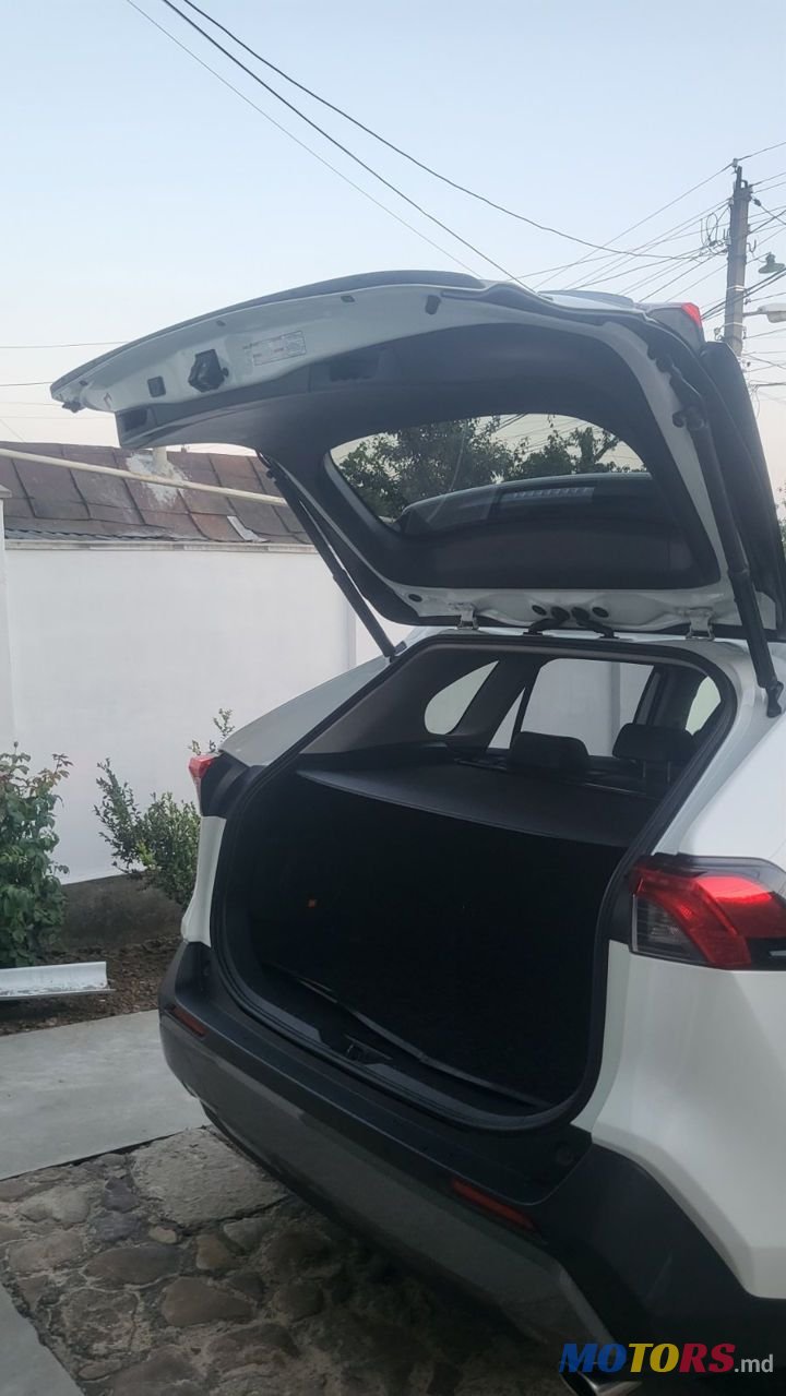 2019' Toyota RAV4 photo #2