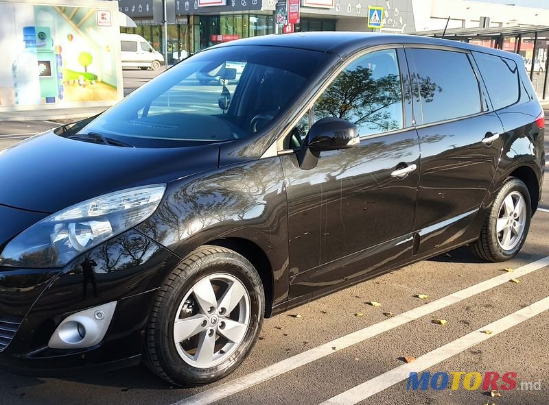 2010' Renault Grand Scenic photo #1