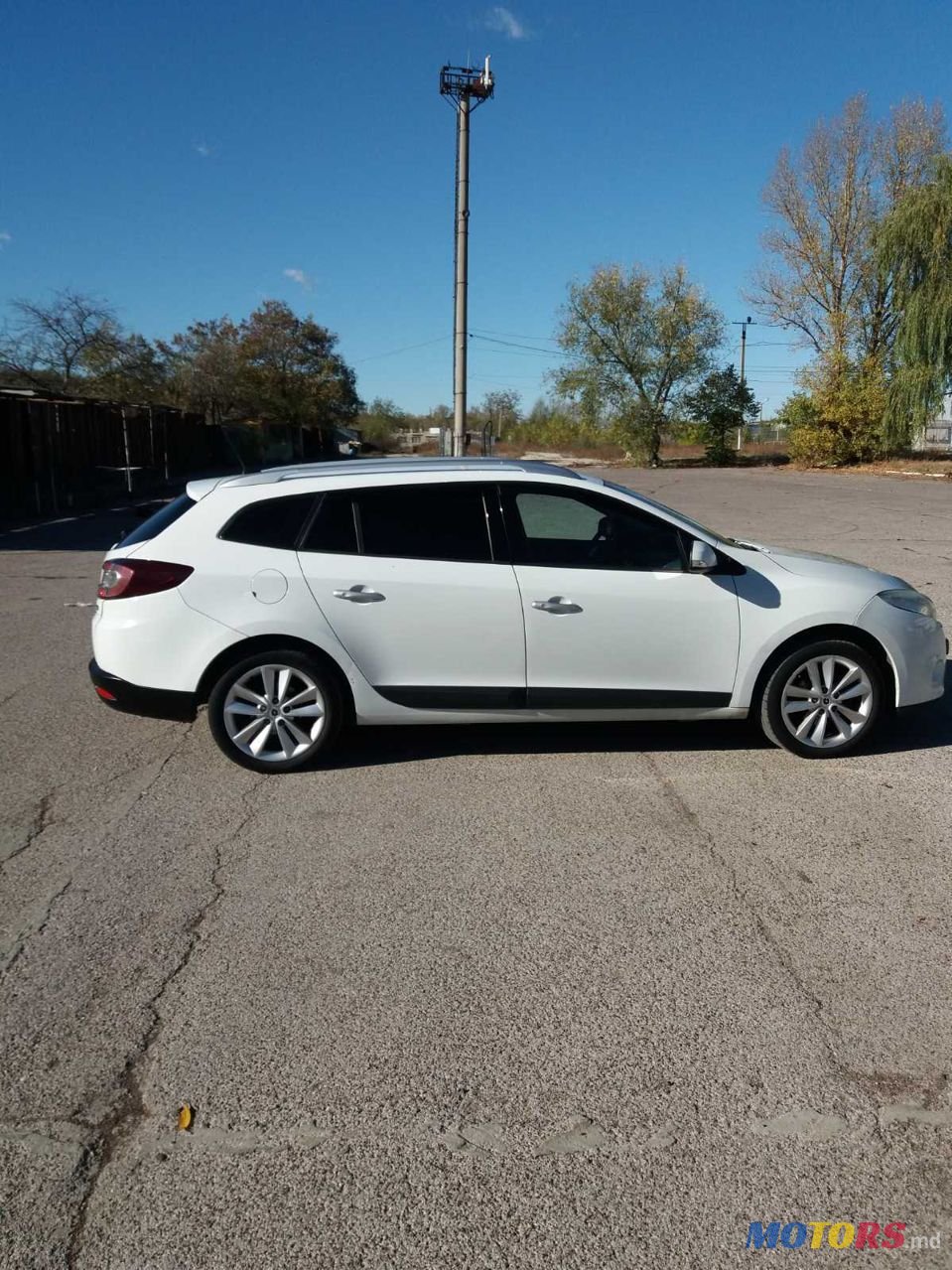 2011' Renault Megane photo #6