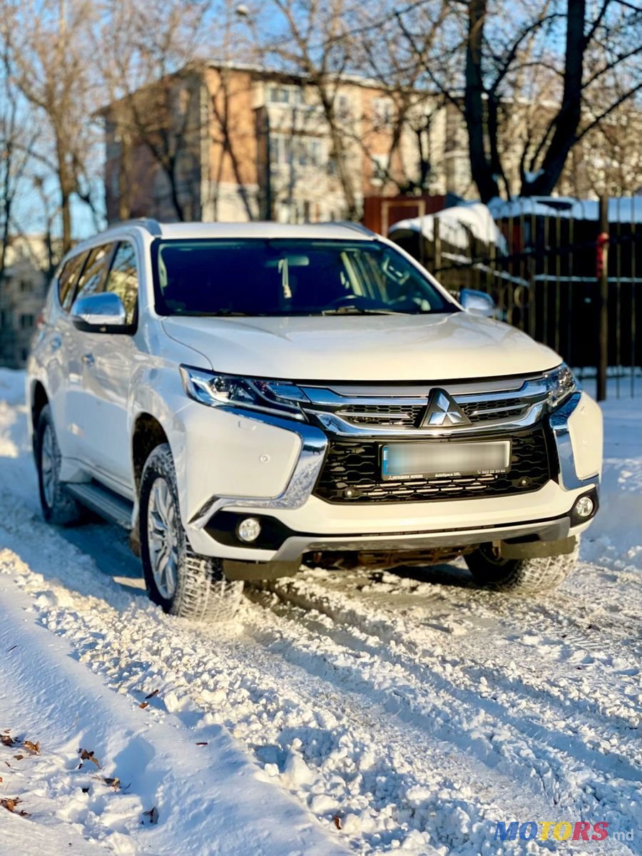 2017' Mitsubishi Pajero Sport photo #2