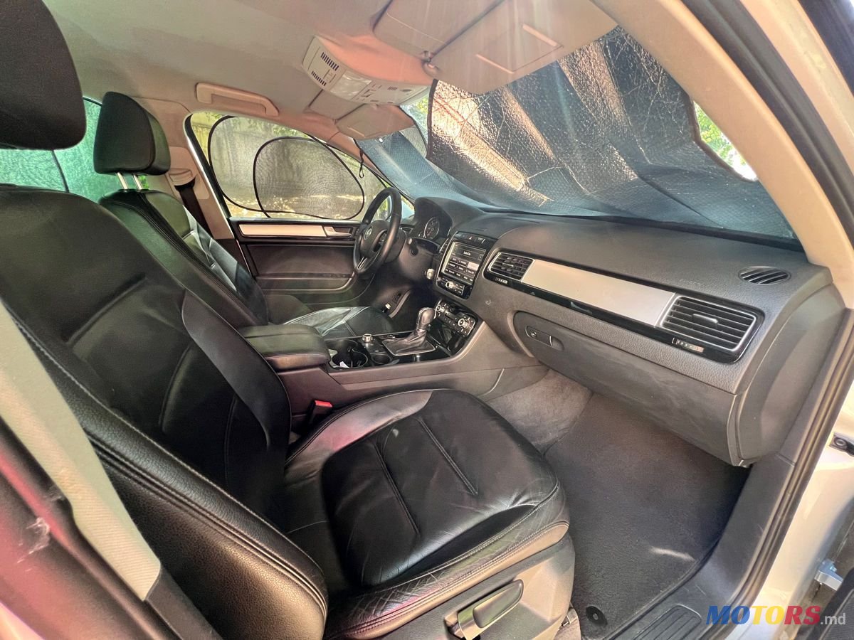 2010' Volkswagen Touareg photo #3