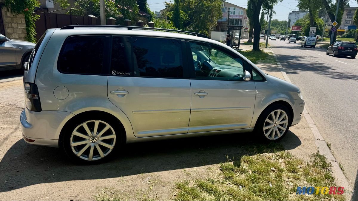 2009' Volkswagen Touran photo #5