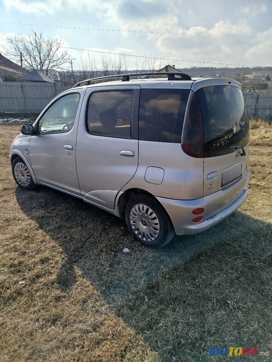 2002' Toyota Yaris Verso photo #1