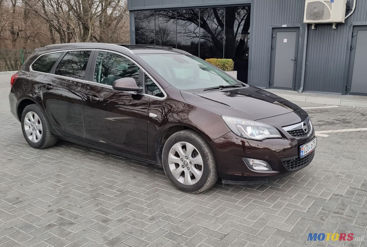 2012' Opel Astra photo #3