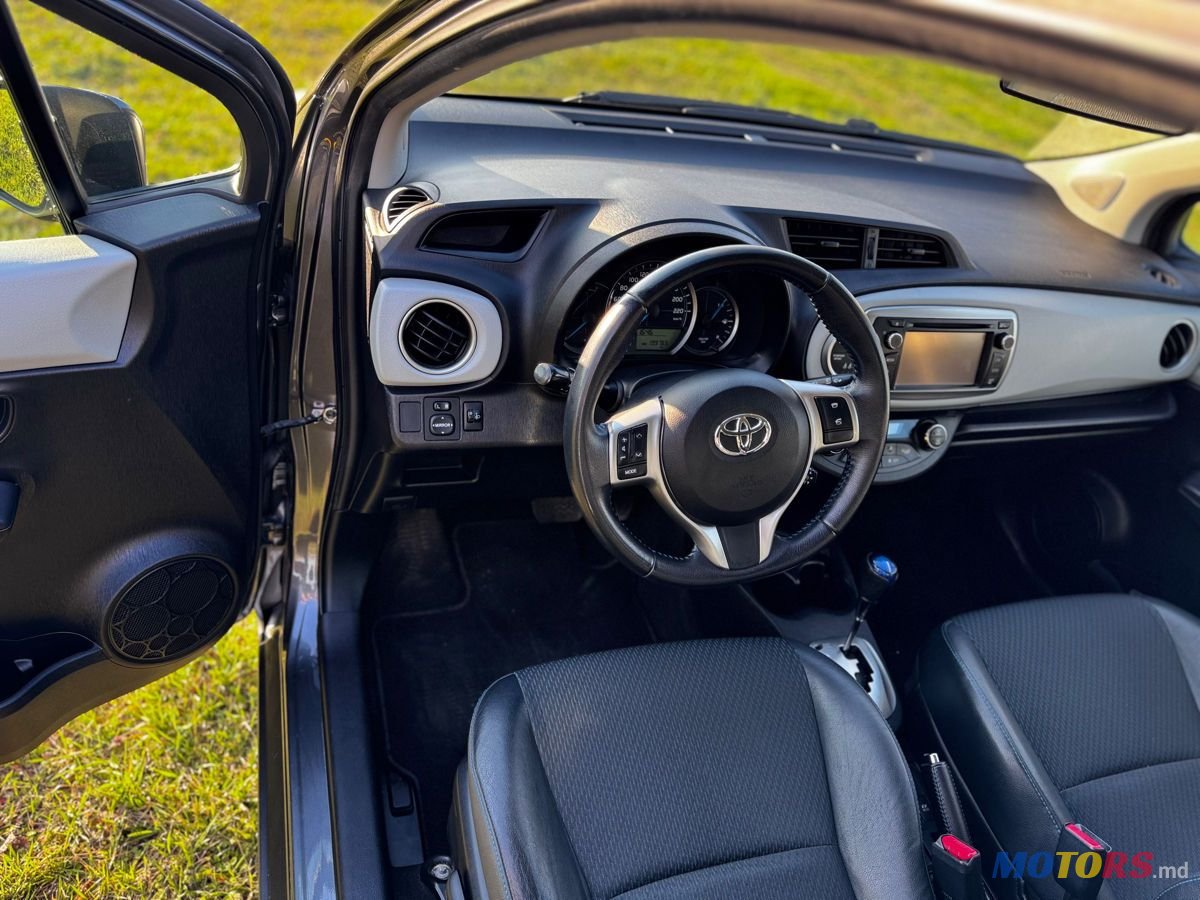 2013' Toyota Yaris photo #2