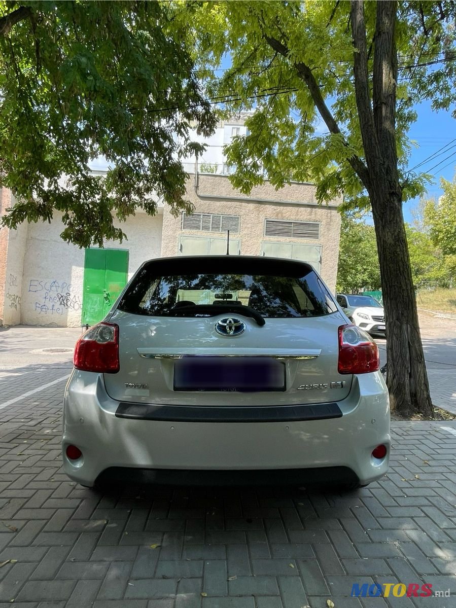 2011' Toyota Auris photo #2
