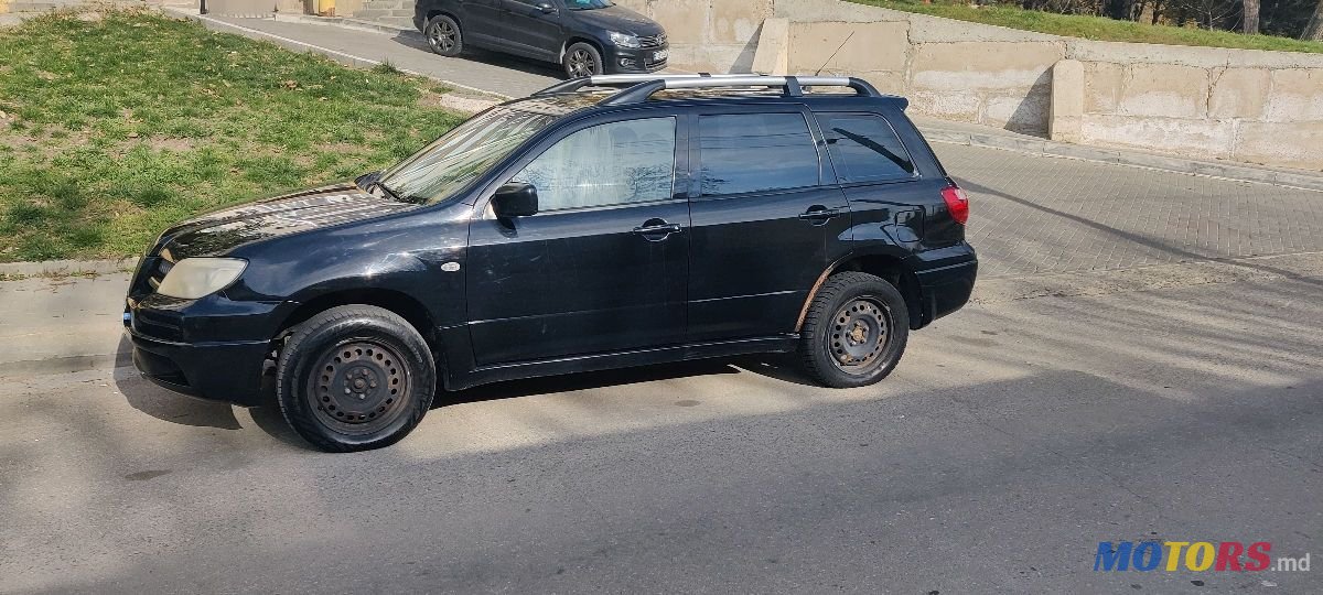 2005' Mitsubishi Outlander photo #2