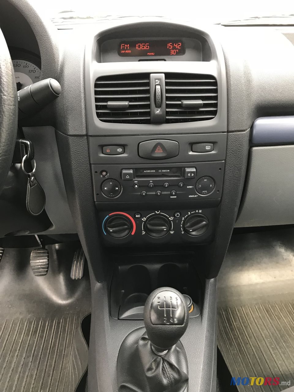 2008' Renault Clio photo #6