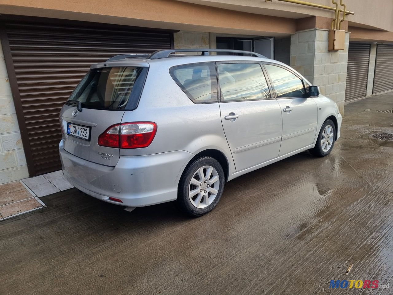 2005' Toyota Avensis Verso photo #2