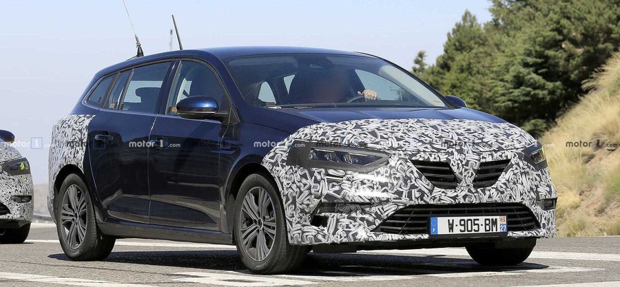 Renault Megane Wagon Facelift Caught With New Headlights, Taillights