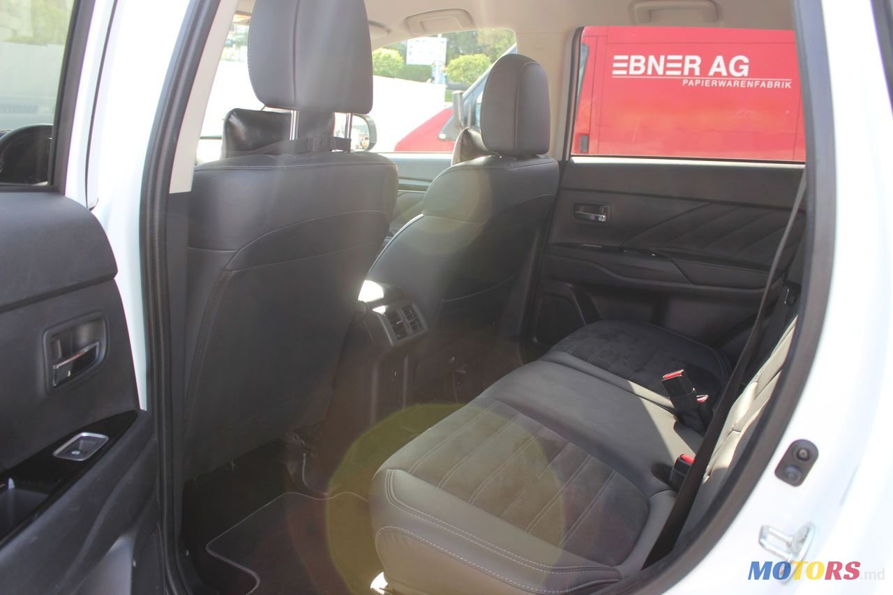 2019' Mitsubishi Outlander photo #6