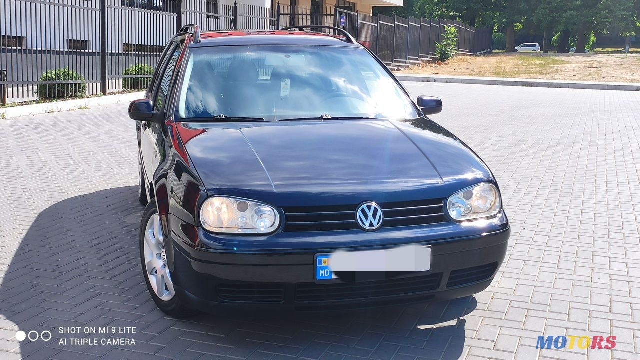2004' Volkswagen Golf photo #2