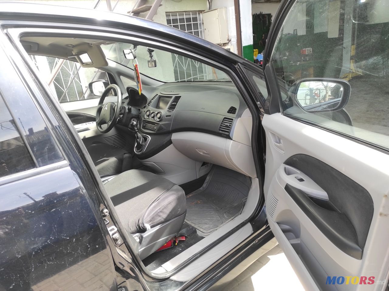 2006' Mitsubishi Grandis photo #5