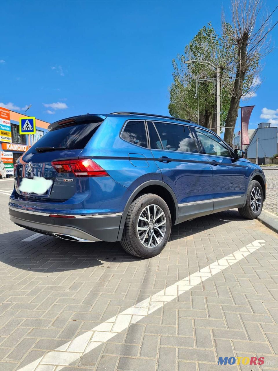 2020' Volkswagen Tiguan photo #2