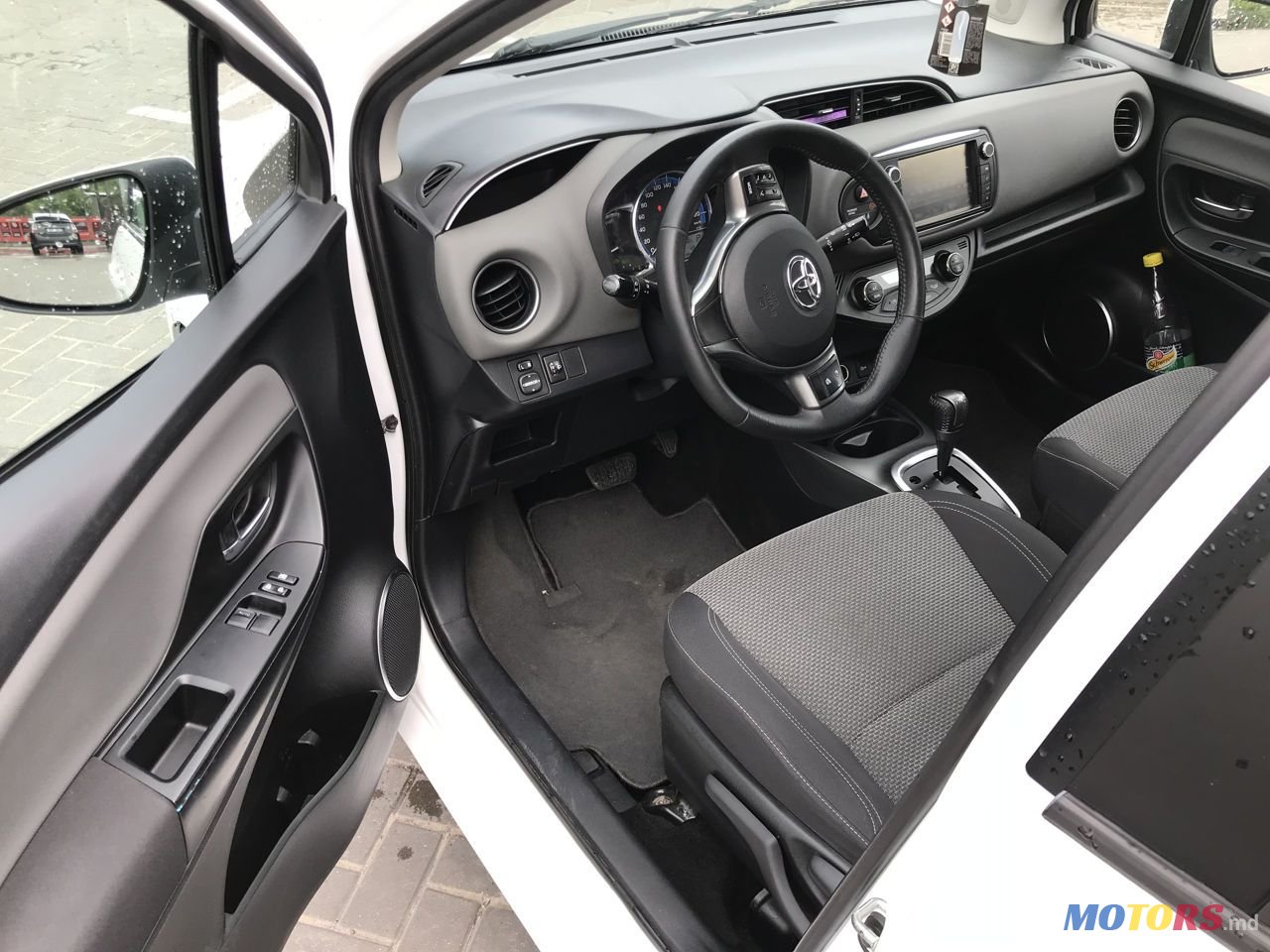 2014' Toyota Yaris photo #6