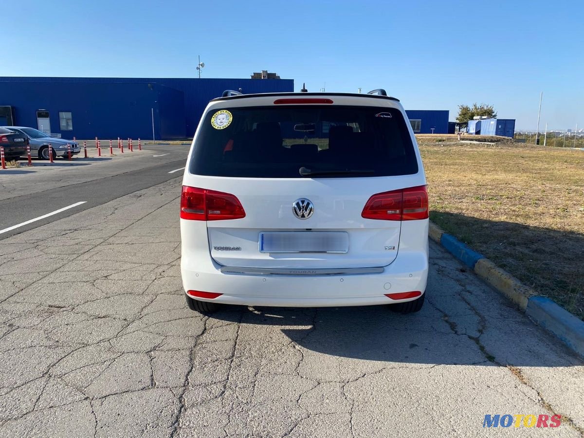 2011' Volkswagen Touran photo #2