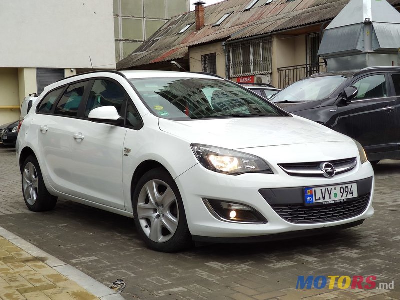 2013' Opel Astra photo #2