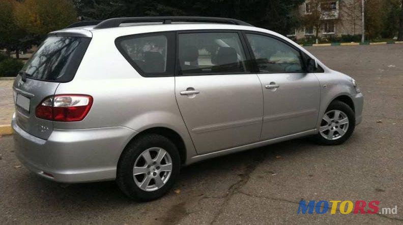 2004' Toyota Avensis photo #1