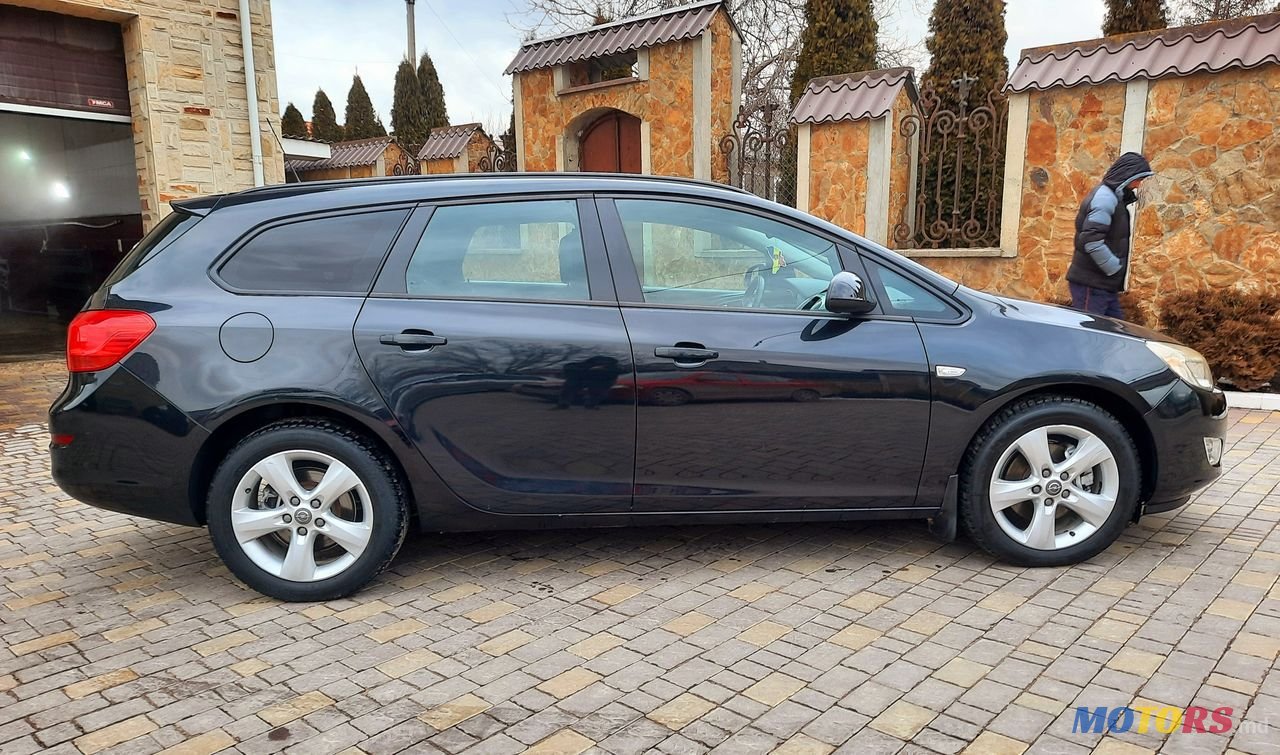 2011' Opel Astra photo #6