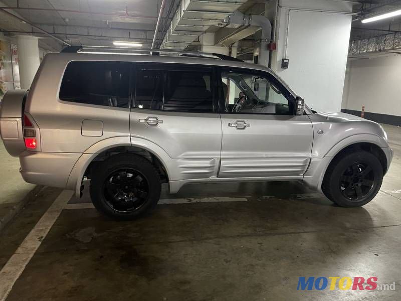 2002' Mitsubishi Pajero photo #5