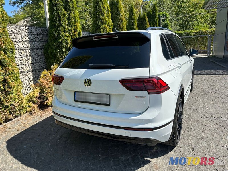 2019' Volkswagen Tiguan photo #5