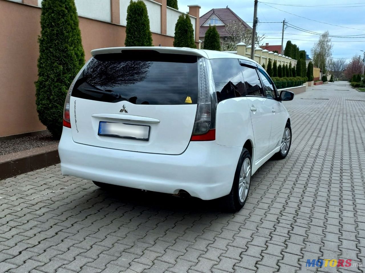 2008' Mitsubishi Grandis photo #3