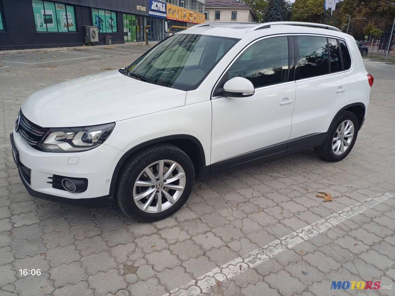 2015' Volkswagen Tiguan photo #2