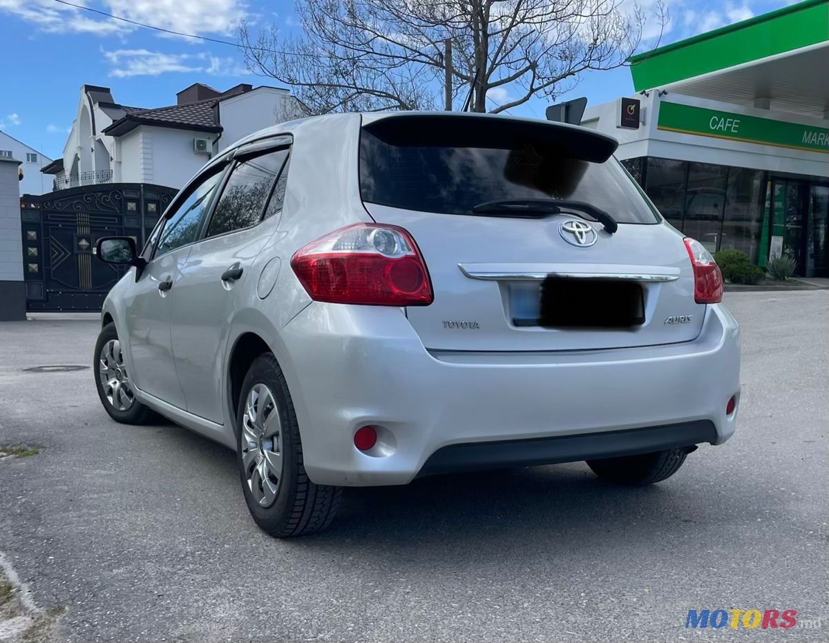 2011' Toyota Auris photo #2
