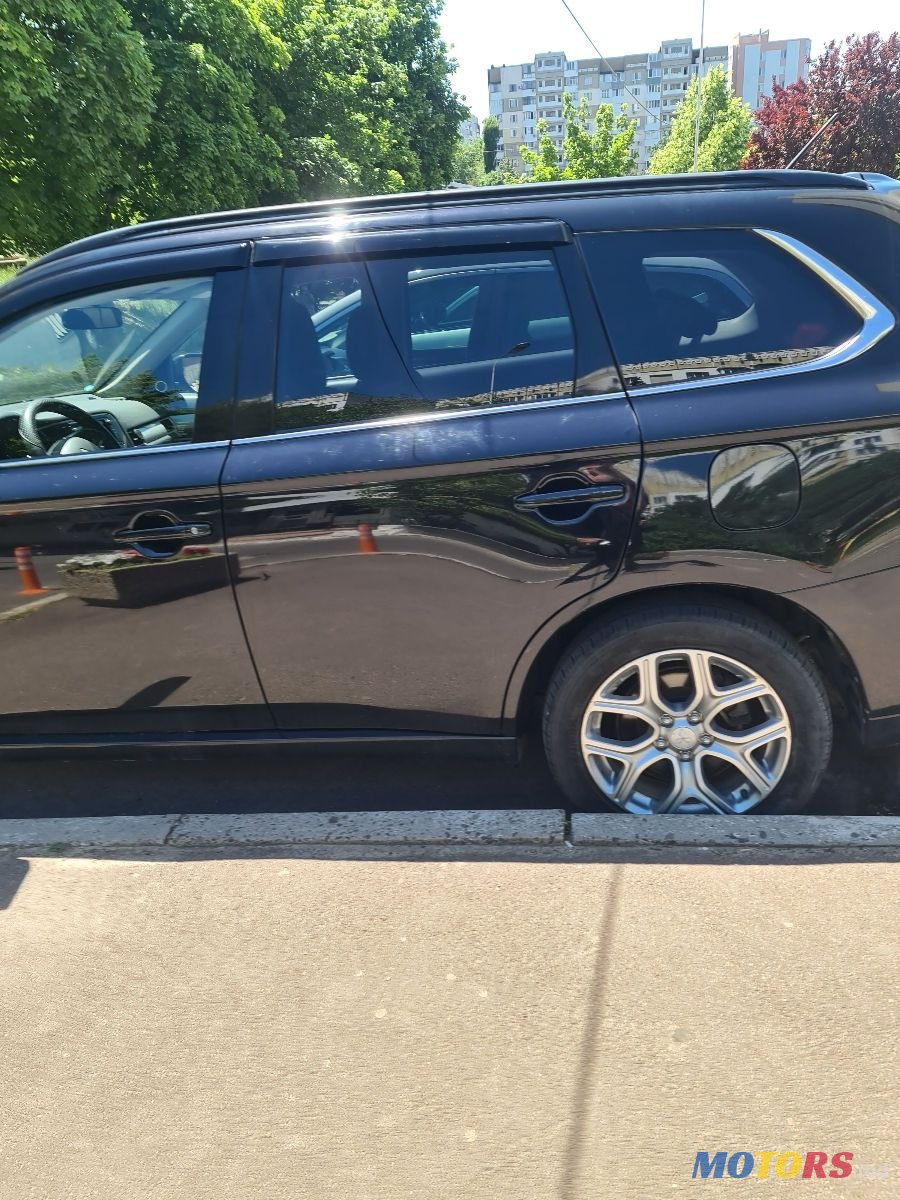 2014' Mitsubishi Outlander photo #6