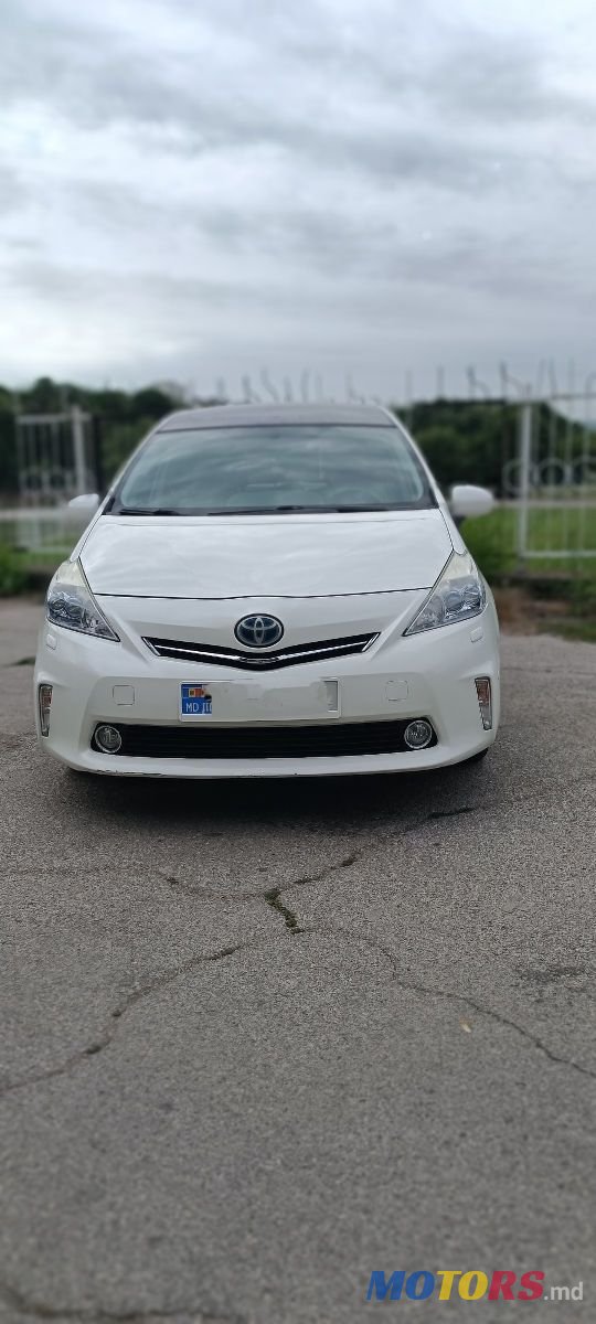 2012' Toyota Prius v photo #1