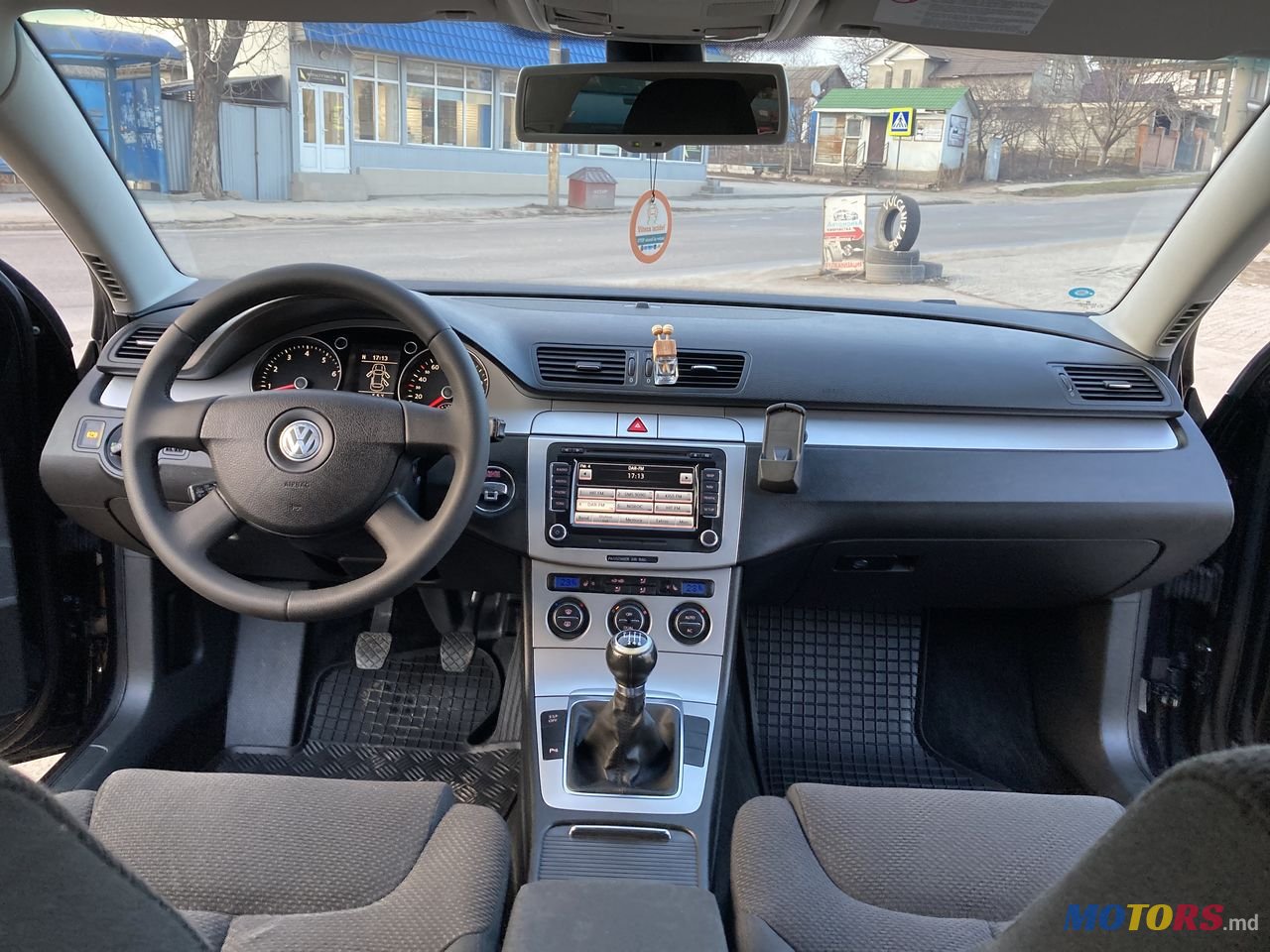 2009' Volkswagen Passat photo #6