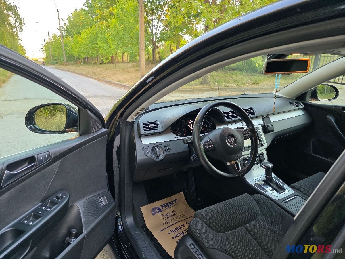 2010' Volkswagen Passat photo #3