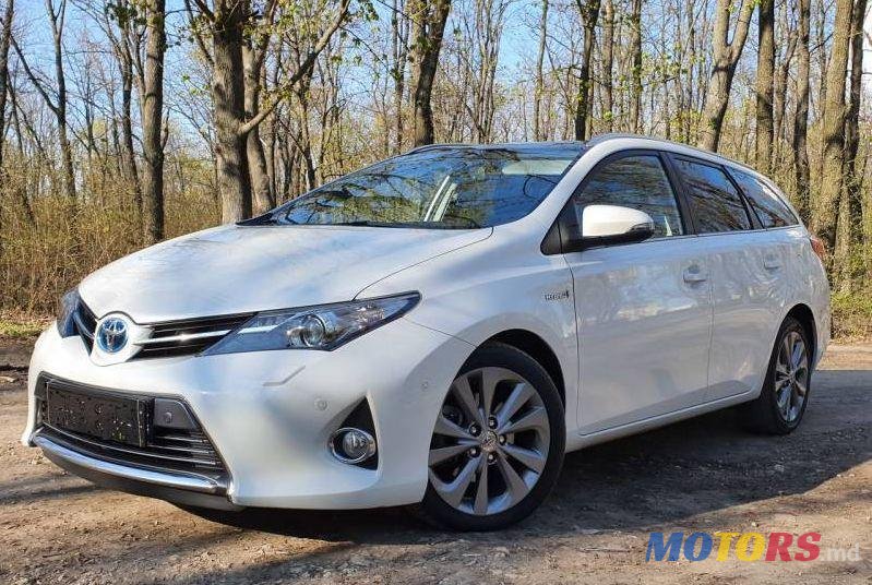 2013' Toyota Auris photo #1