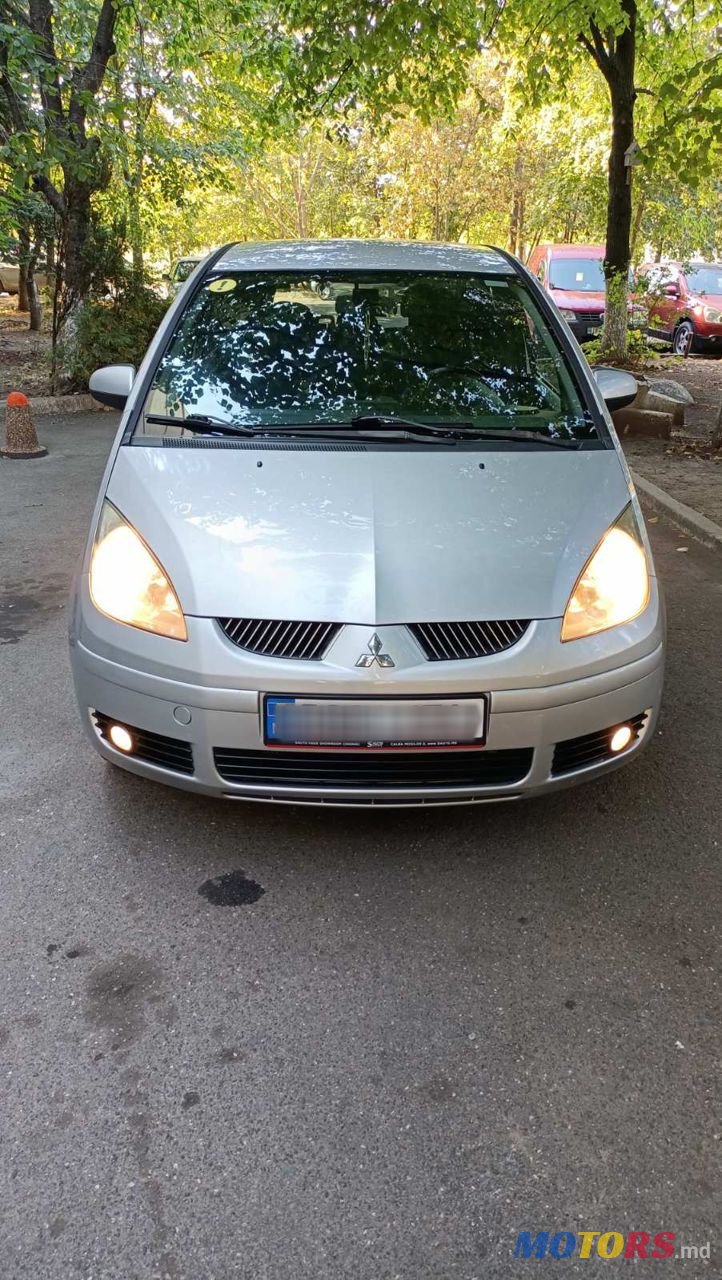 2006' Mitsubishi Colt photo #2