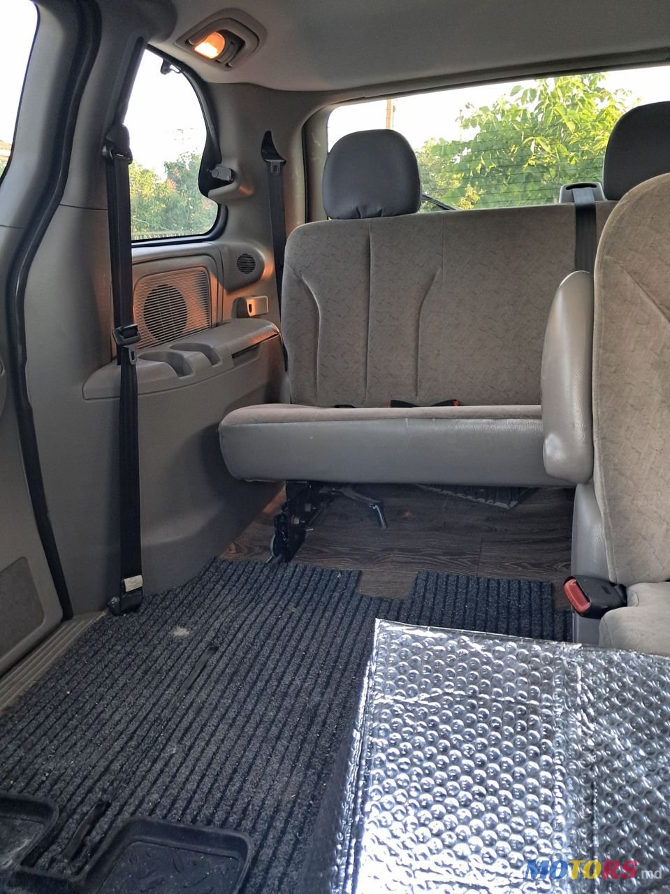 2002' Chrysler Voyager photo #2