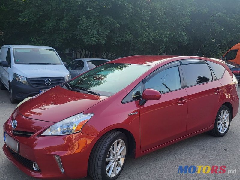 2012' Toyota Prius v photo #2