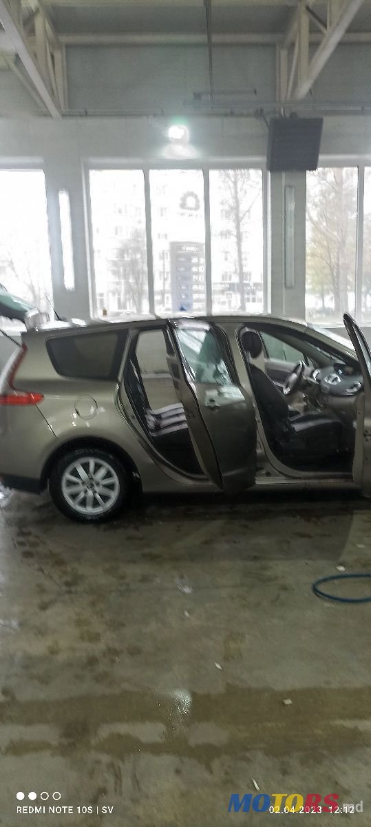 2010' Renault Grand Scenic photo #1