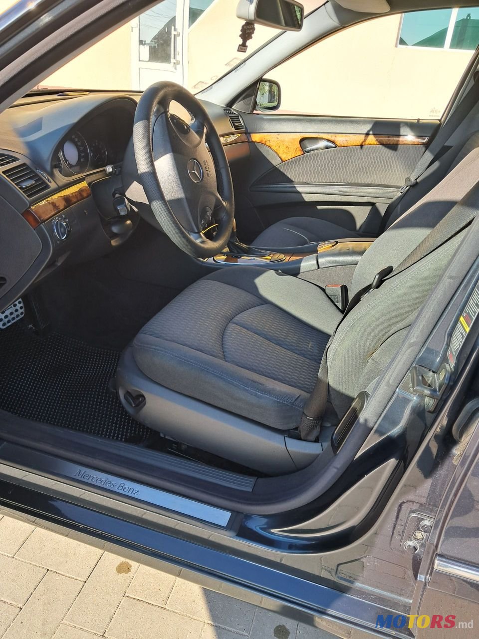 2004' Mercedes-Benz E-Class photo #2