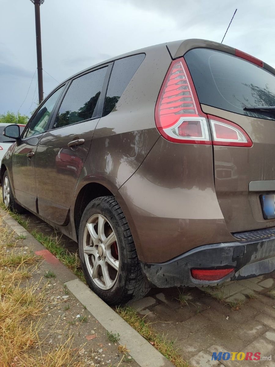 2011' Renault Scenic photo #4