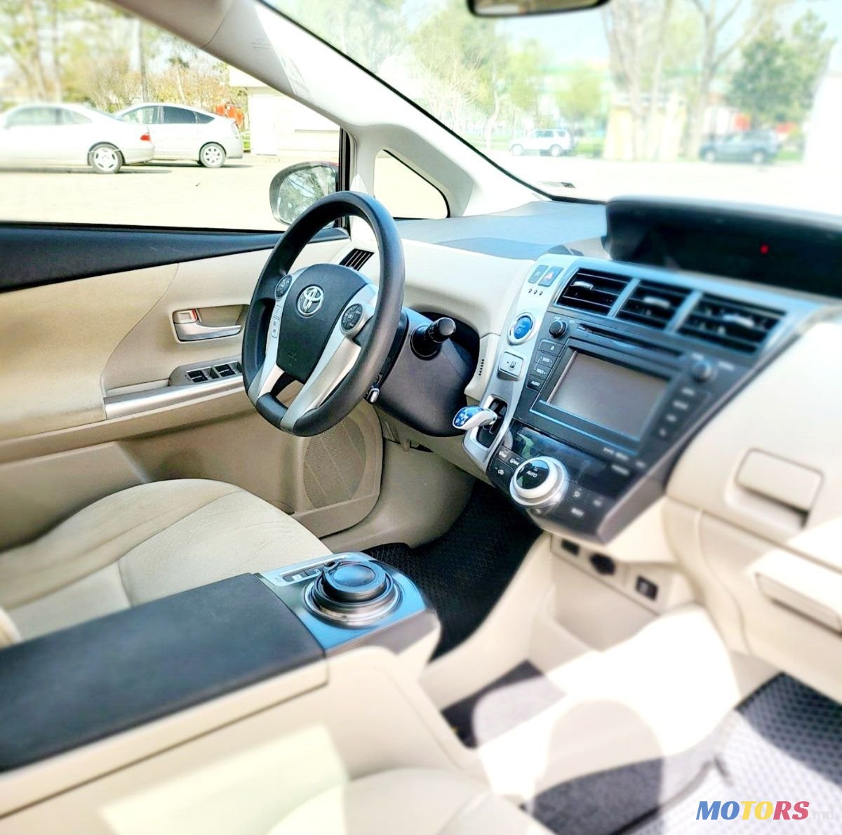 2013' Toyota Prius V photo #4