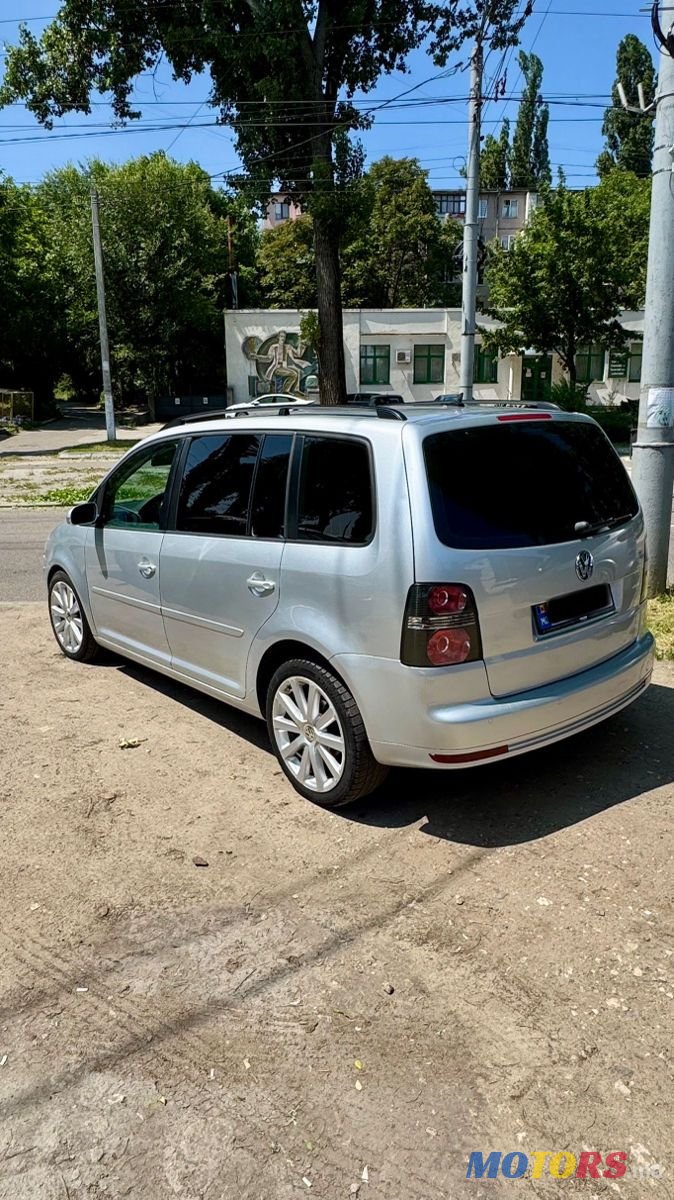 2009' Volkswagen Touran photo #3