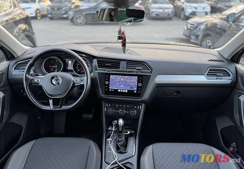 2020' Volkswagen Tiguan photo #3