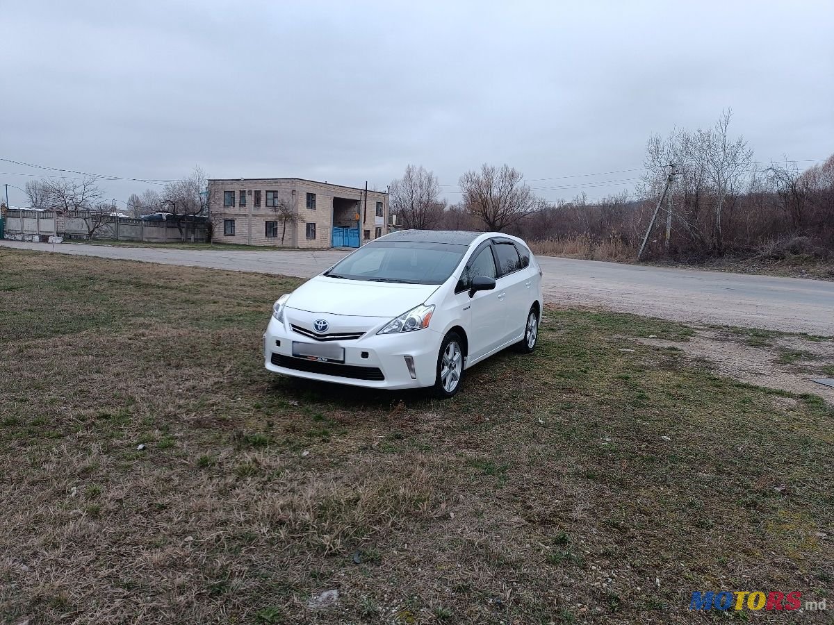 2012' Toyota Prius v photo #2