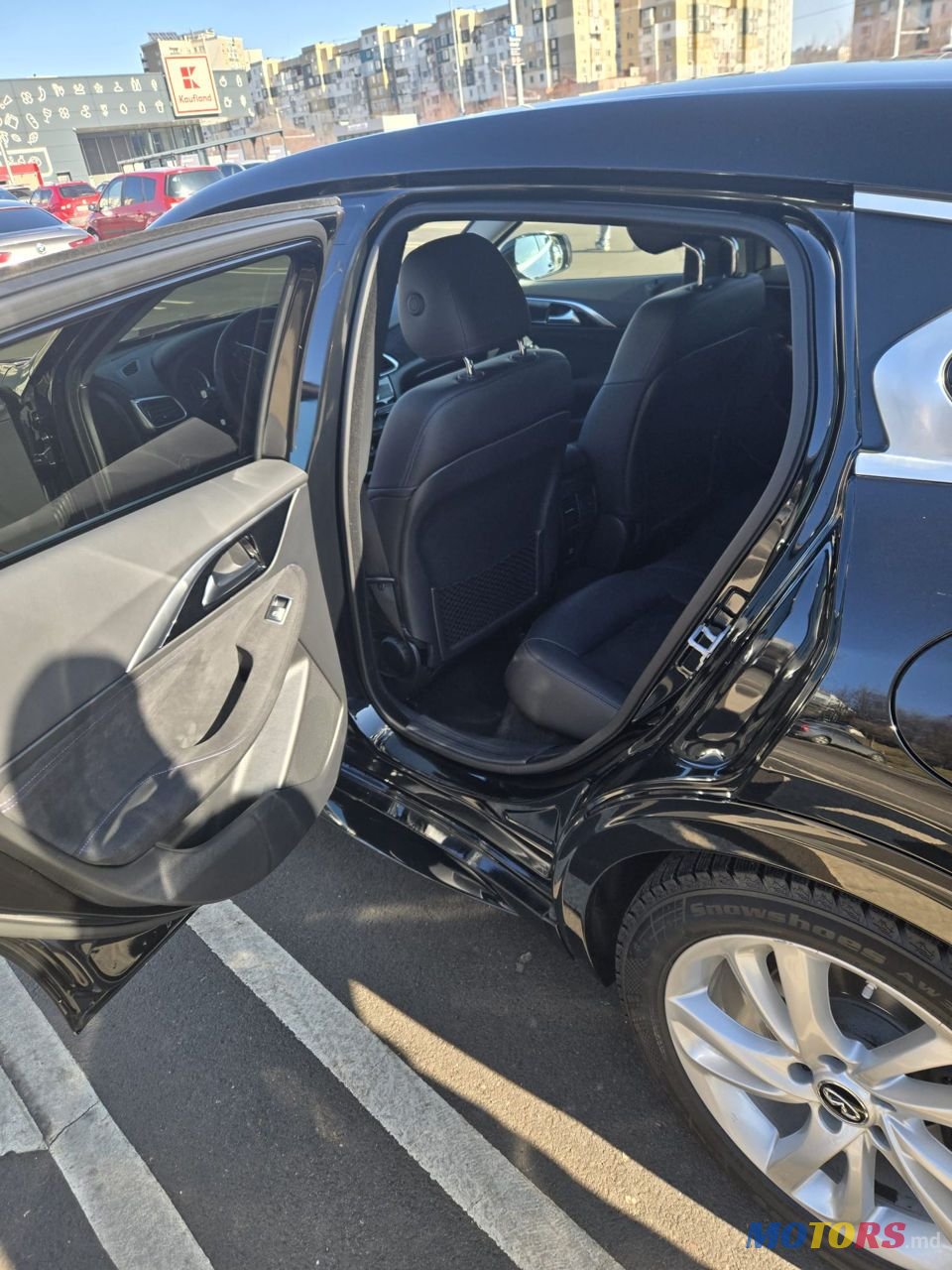 2016' Infiniti Q30 photo #6
