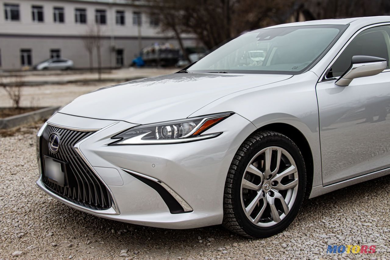 2019' Lexus Es Series photo #1