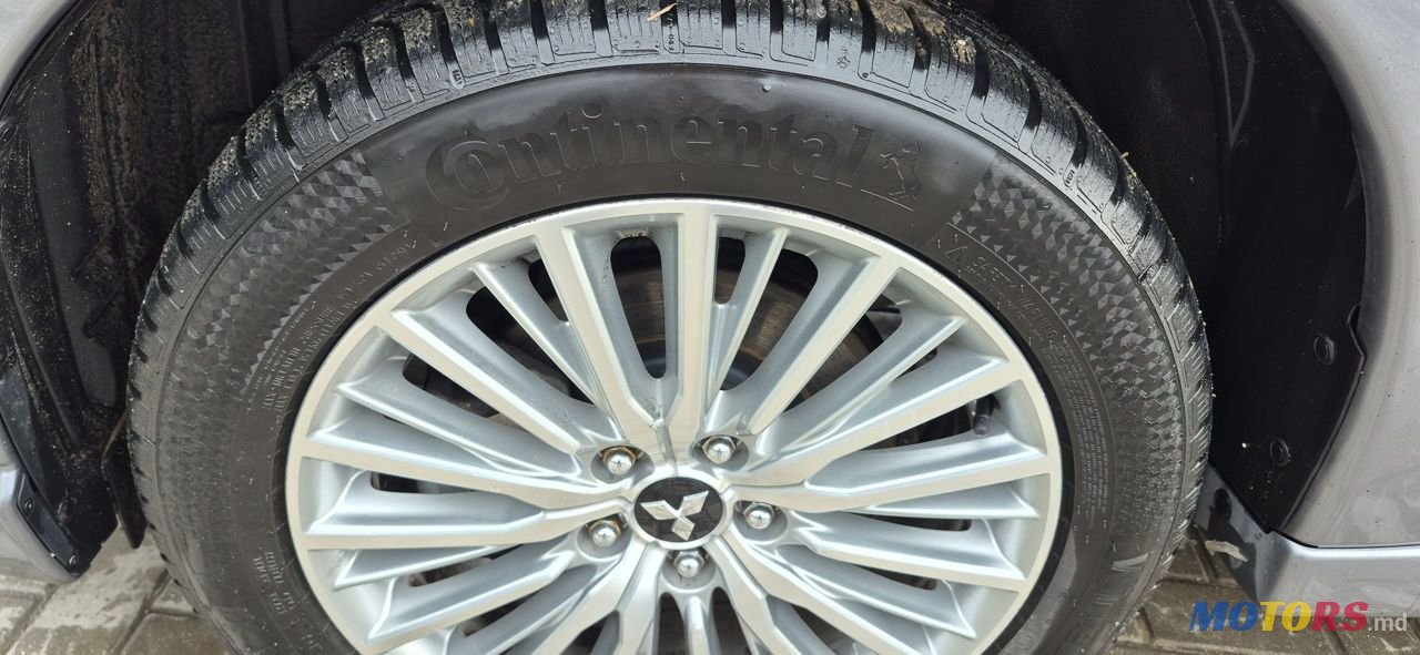 2019' Mitsubishi Outlander photo #3