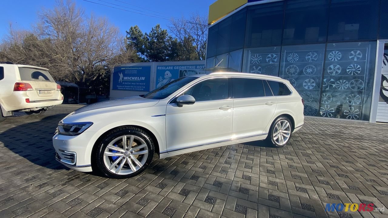 2015' Volkswagen Passat photo #2