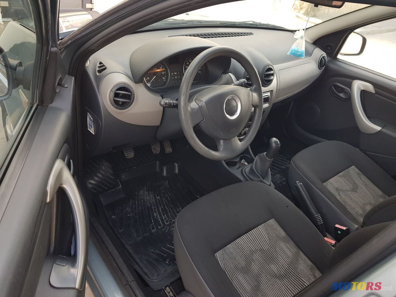 2009' Dacia Sandero photo #4