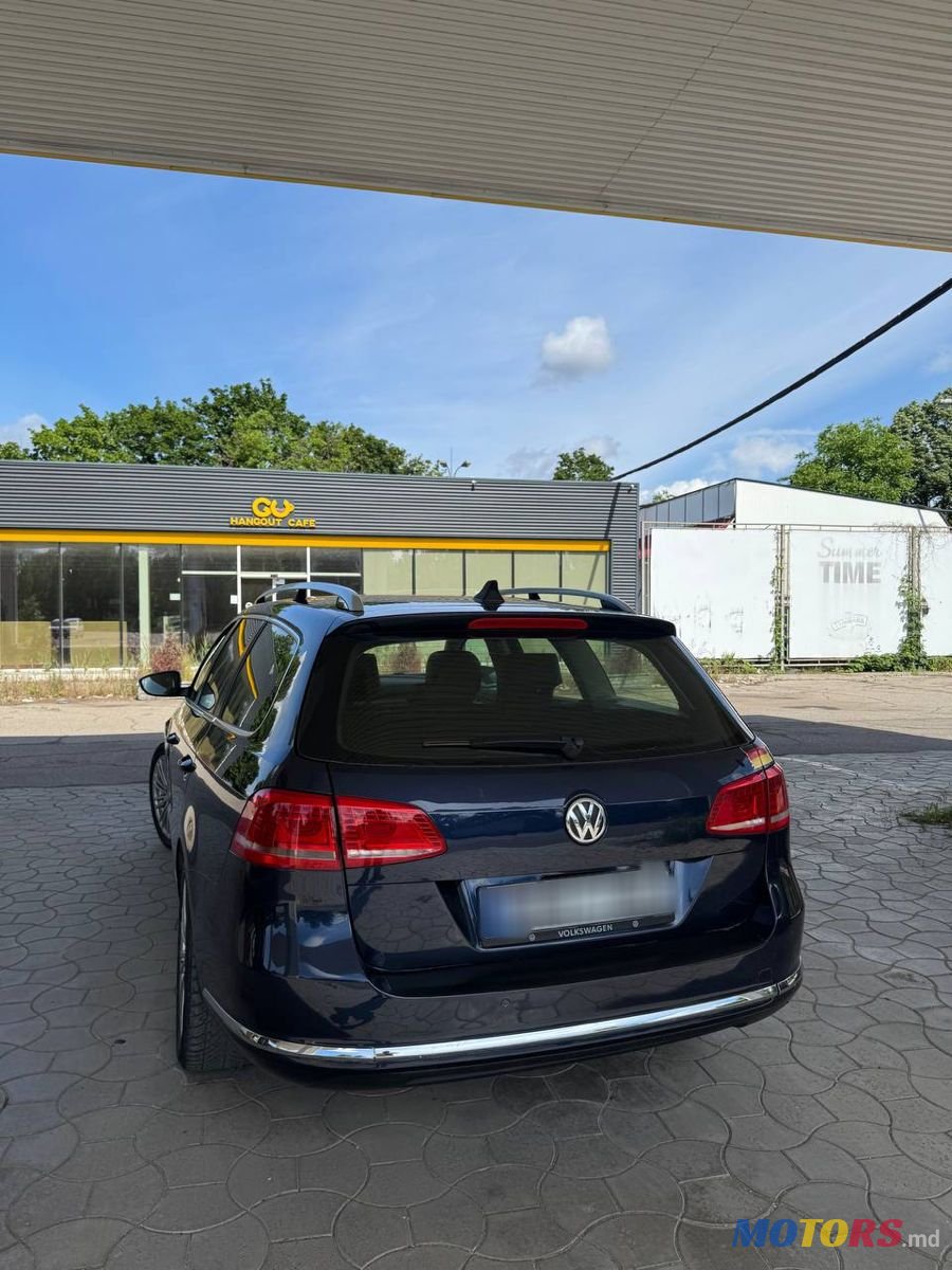 2011' Volkswagen Passat photo #2